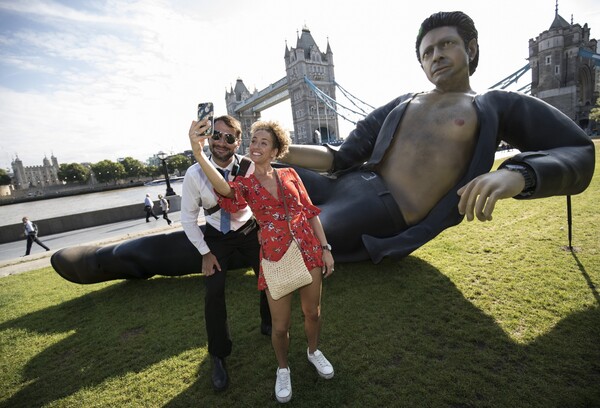 Στο Λονδίνο έστησαν ένα τεράστιο άγαλμα του Jeff Goldblum - και όλοι θέλουν να βγάλουν selfie