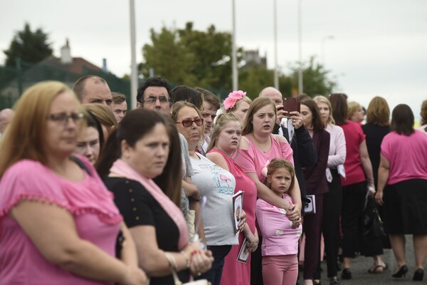 Θρήνος και ροζ κηδεία με φυσαλίδες για την εξάχρονη Alesha - H δολοφονία που συγκλόνισε μια μικρή πόλη στην Σκωτία