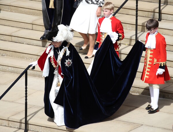 Η Βασίλισσα υπερφορτωμένη με μετάλλια και τεράστια βελούδινη κάπα στην Τελετή του Τάγματος της Περικνημίδας.