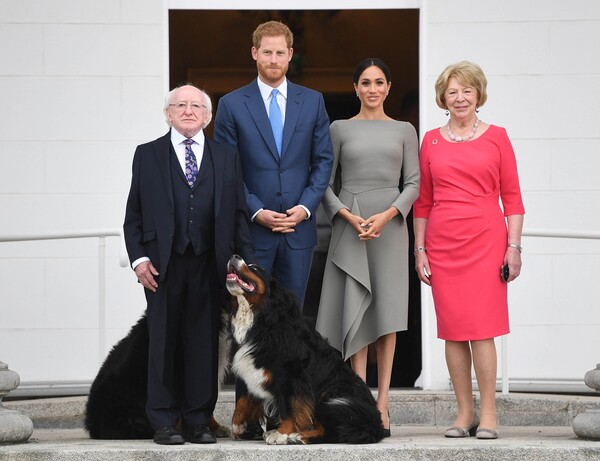 Η Μέγκαν και τα πελώρια προεδρικά σκυλιά - To βασιλικό ζευγάρι γοητεύει την Ιρλανδία