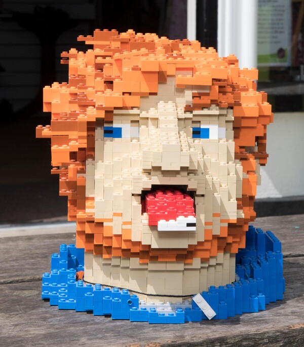 Γιατί ο Εντ Σίραν δώρισε ένα ομοίωμα του κεφαλιού του από τουβλάκια Lego