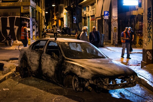 Τα Εξάρχεια καίγονται – αυτή τη φορά για τις ανάγκες μιας ταινίας (ΕΙΚΟΝΕΣ)