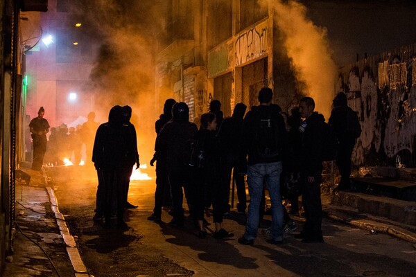 Τα Εξάρχεια καίγονται – αυτή τη φορά για τις ανάγκες μιας ταινίας (ΕΙΚΟΝΕΣ)