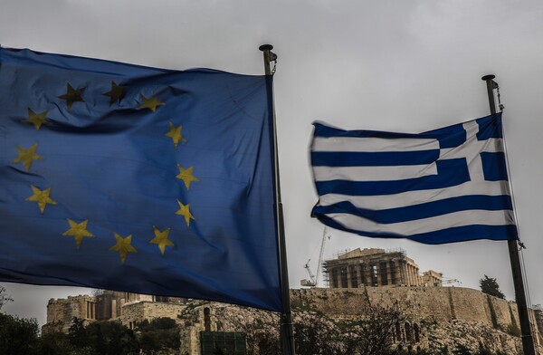 Guardian: Κανείς δεν πιστεύει ότι η Ελλάδα μπορεί να αποπληρώσει το χρέος της