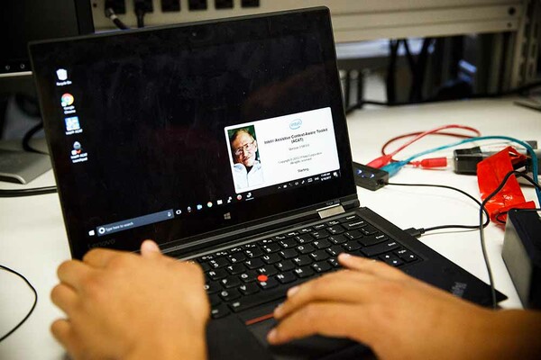 Πώς ο Στίβεν Χόκινγκ καταφέρνει να επικοινωνεί μέσω του ThinkPad και της Intel