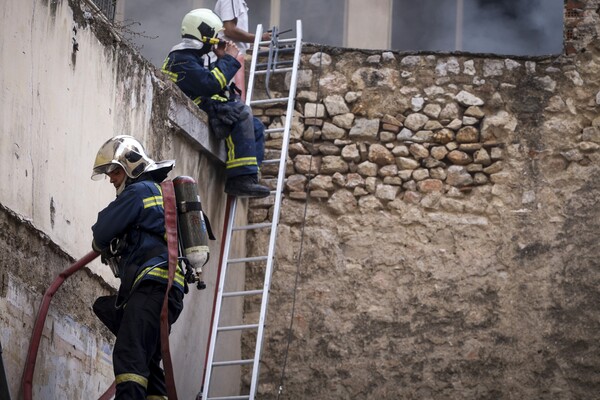 Η πυροσβεστική απεγκλώβισε 10 άτομα από την φλεγόμενη πολυκατοικία στο Μοναστηράκι (ΦΩΤΟ)