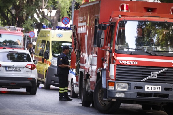 Η πυροσβεστική απεγκλώβισε 10 άτομα από την φλεγόμενη πολυκατοικία στο Μοναστηράκι (ΦΩΤΟ)