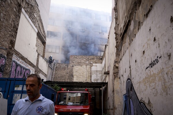 Η πυροσβεστική απεγκλώβισε 10 άτομα από την φλεγόμενη πολυκατοικία στο Μοναστηράκι (ΦΩΤΟ)