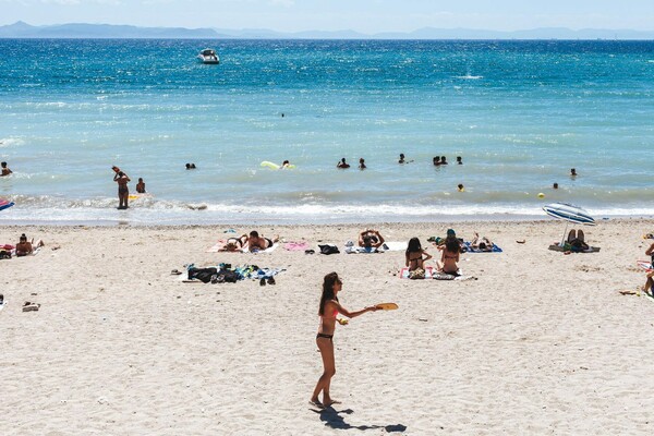 7 ανοργάνωτες παραλίες της Αττικής που σας περιμένουν να τις ανακαλύψετε