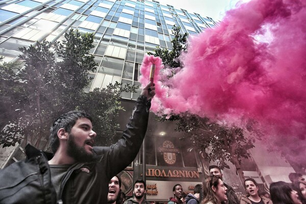 Διαμαρτυρία φοιτητών έξω από το ΥΠΟΙΚ για τα αποθεματικά