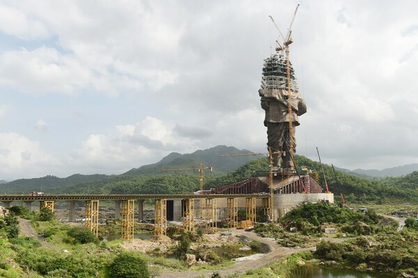 Το ψηλότερο άγαλμα στον κόσμο αρχίζει να παίρνει μορφή στην Ινδία