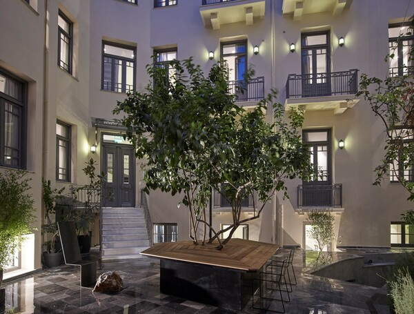 Σε ένα διατηρητέο κτίριο του '30, στην καρδιά της Αθήνας, βρίσκεται κρυμμένο ένα υπέροχο ξενοδοχείο με αίθριο
