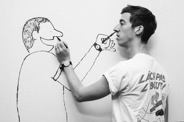 Ποιoς είναι ο Γάλλος εικονογράφος Jean Jullien που σχεδίασε το διάσημο σκίτσο-σύμβολο αλληλεγγύης στον γαλλικό λαό