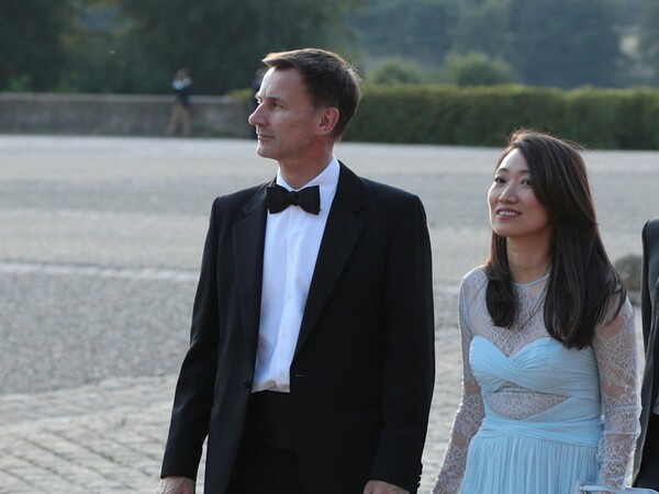 Επική γκάφα του Βρετανού ΥΠΕΞ στην Κίνα - Είπε ότι η σύζυγός του είναι Γιαπωνέζα αντί για Κινέζα