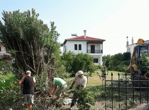 Άρχισαν οι κατεδαφίσεις αυθαιρέτων με μια μάντρα στη Χαλκιδική