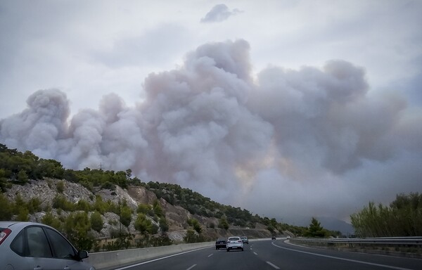Διακόπηκαν τα δρομολόγια του ΚΤΕΛ προς Πελοπόννησο λόγω της πυρκαγιάς στην Κινέτα
