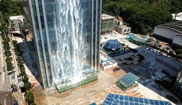 Κινέζοι έφτιαξαν τον ψηλότερο τεχνητό καταρράκτη στον κόσμο πάνω σε ουρανοξύστη - ΦΩΤΟΓΡΑΦΙΕΣ