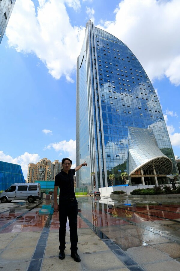 Κινέζοι έφτιαξαν τον ψηλότερο τεχνητό καταρράκτη στον κόσμο πάνω σε ουρανοξύστη - ΦΩΤΟΓΡΑΦΙΕΣ