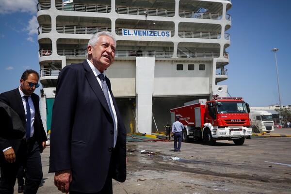 Κουβέλης και Κουρουμπλής στο λιμάνι Πειραιά για το «Ελευθέριος Βενιζέλος»