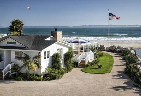 Το ξύλινο, ονειρικό εξοχικό της Μίλα Κούνις και του Άστον Κούτσερ στις ακτές της Καλιφόρνια