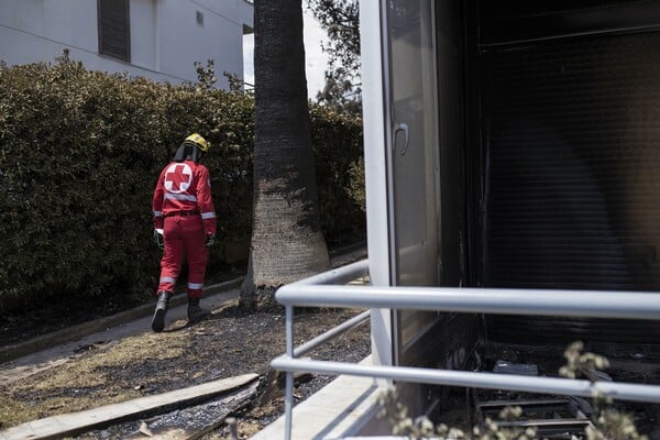 Μάτι: Οδοιπορικό στον τόπο που ρήμαξε από τη φωτιά