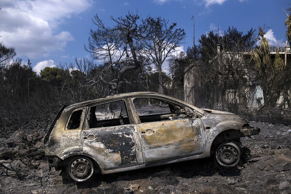 Μάτι: Οδοιπορικό στον τόπο που ρήμαξε από τη φωτιά