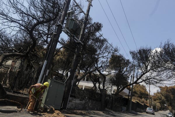 Ξεκινά η αποκατάσταση της ηλεκτροδότησης στις πυρόπληκτες περιοχές - Τι πρέπει να γνωρίζουν οι κάτοικοι
