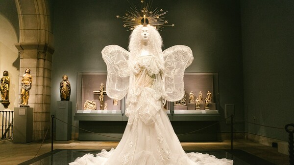 H έκθεση «Heavenly Bodies» σπάει ρεκόρ επισκεπτών στο Met