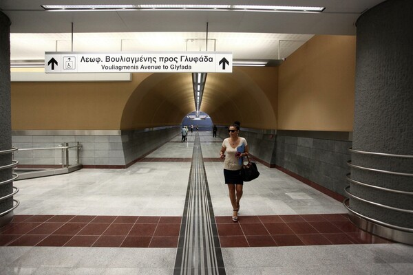 Άνδρας έπεσε στις γραμμές του Μετρό στο Μοναστηράκι