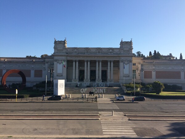 Στη Ρώμη με Πινκ Φλόιντ, μουσολινικά γυμνά αγάλματα και Χιροσίγκε