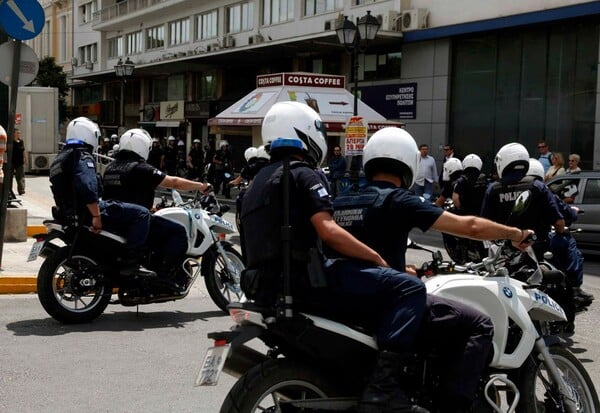 18χρονος πετούσε πλακάκια απο ταράτσα σε αστυνομικούς