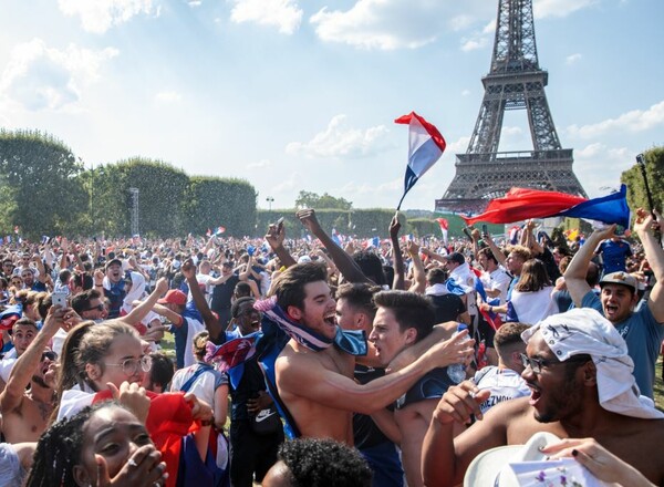 Μουντιάλ 2018 - Ο «τρελαμένος» Μακρόν πανηγυρίζει και το γλέντι της νίκης στο Παρίσι - ΦΩΤΟΓΡΑΦΙΕΣ