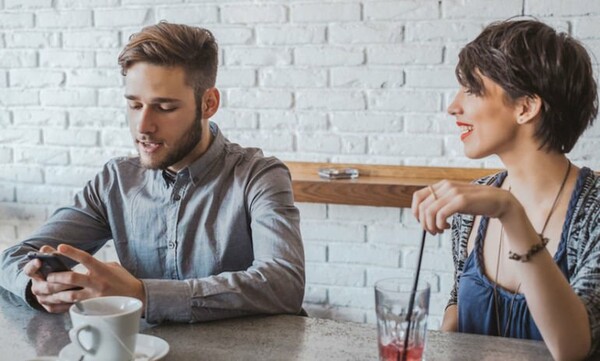 Τι είναι το «Phubbing» που καταστρέφει όλες σχεδόν τις διαπροσωπικές σχέσεις, ειδικά τις ερωτικές