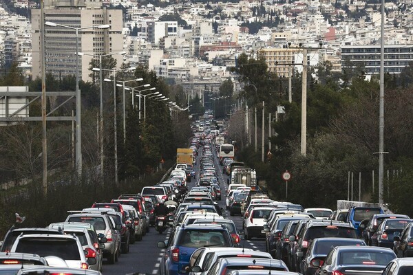 Αυτοκίνητα με μουσική στη διαπασών, η εγκαταλελειμμένη οικία του Λαπαθιώτη και μια στάση λεωφορείων