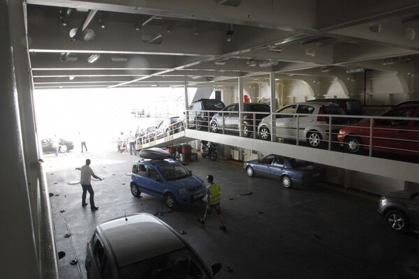 Άντρας βρήκε το κλεμμένο αυτοκίνητό του μέσα στο γκαράζ πλοίου στα Νέα Στύρα