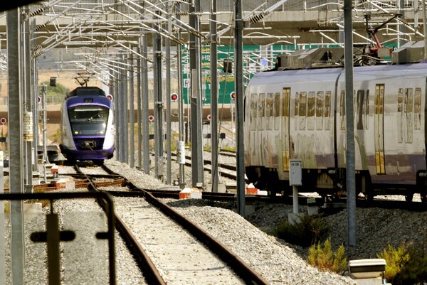 Ταλαιπωρία για τους επιβάτες του μετρό προς το Αεροδρόμιο - Η ζέστη προκάλεσε καθυστερήσεις στα δρομολόγια