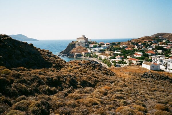 Στων Ψαρών την ολόμαυρη ράχη θα ξεκουραστείς