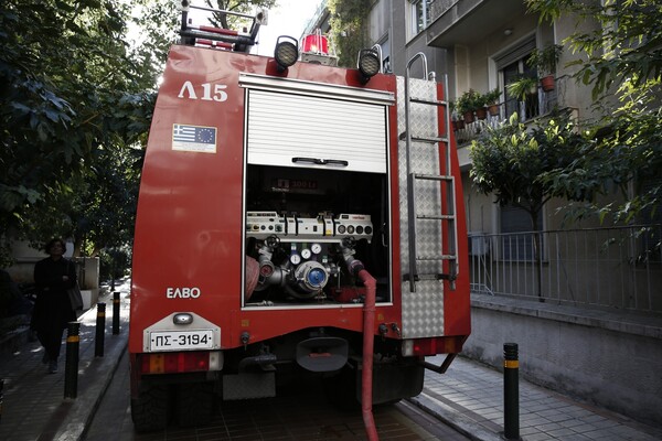 Πυρκαγιά σε διαμέρισμα στο κέντρο της Αθήνας - Η πυροσβεστική απεγκλώβισε 2 άτομα