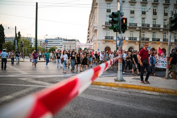 Συγκέντρωση έξω από το Μαξίμου για τους πυρόπληκτους