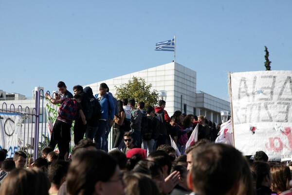 Ένταση και κρότου-λάμψης έξω από το υπ. Παιδείας