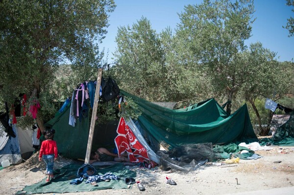 Σε αυτές τις άθλιες συνθήκες ζουν χιλιάδες πρόσφυγες στα ελληνικά νησιά