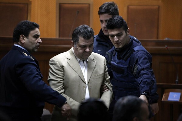 Golden Dawn Watch: Διακοπή στη δίκη της Χ.Α. καθώς κάποιοι χτύπησαν φίλο του Π. Φύσσα