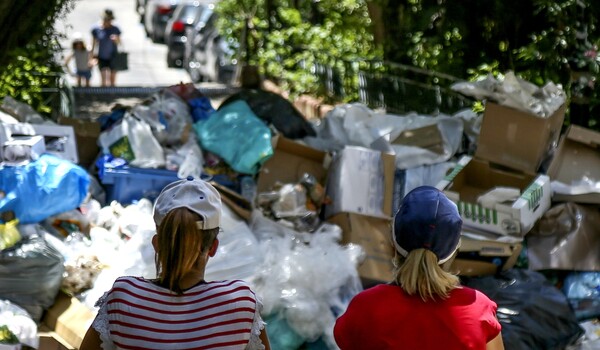 Στα σκουπιδια «πνίγεται» η Αττική λόγω ρήγματος στον ΧΥΤΑ Φυλής