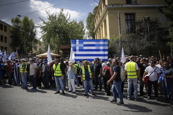 Στον ανακριτή ο Σώρρας - Συγκέντρωση από οπαδούς του στα δικαστήρια