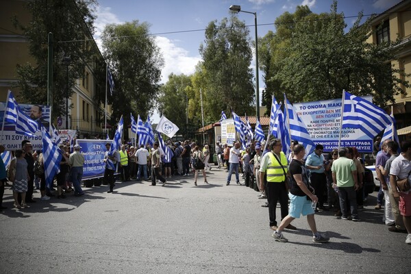 Στον ανακριτή ο Σώρρας - Συγκέντρωση από οπαδούς του στα δικαστήρια