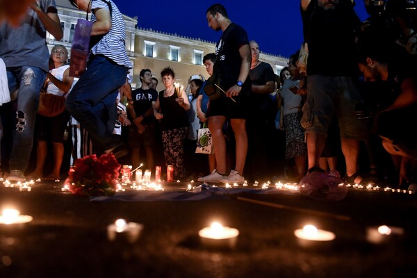 Εκατοντάδες άνθρωποι στο Σύνταγμα για να τιμήσουν τη μνήμη των θυμάτων της πυρκαγιάς