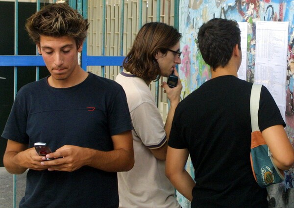 Τέλος τα κινητά, τα τάμπλετ και τα smartwatches σε όλα τα σχολεία της Γαλλίας