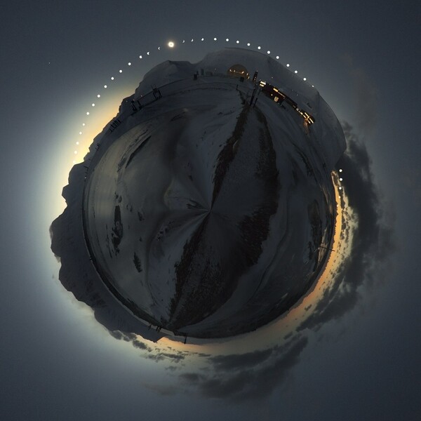 Ολική έκλειψη ηλίου καταγεγραμμένη σε time lapse σε μια μοναδικά εντυπωσιακή φωτογραφία