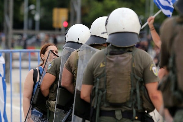 Την αυτόφωρη σύλληψη 4 ανδρών των ΜΑΤ για επίθεση σε δημοσιογράφο ζήτησε εισαγγελέας