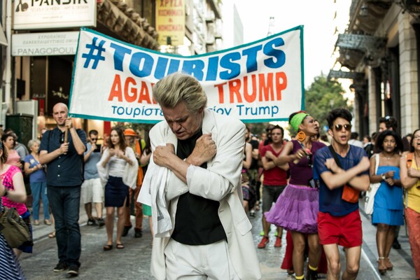 Ο αιδεσιμότατος Μπίλι κατηφορίζει την Ερμού με τη χορωδία του, διαδηλώνοντας εναντίον του Τραμπ (ΒΙΝΤΕΟ)